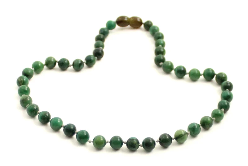Collar verde anudado con piedras preciosas de jade africano