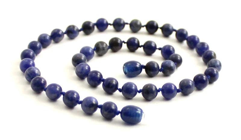 Collar azul anudado con piedras preciosas de sodalita