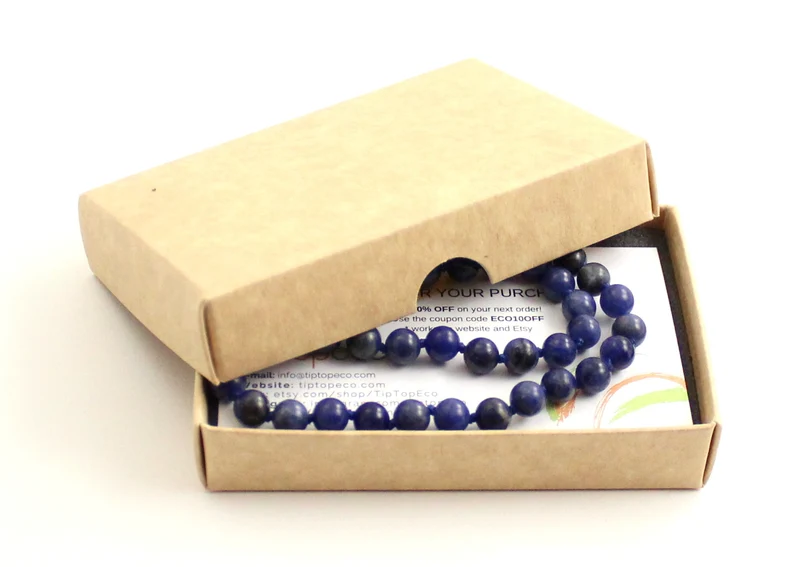 Collar azul anudado con piedras preciosas de sodalita
