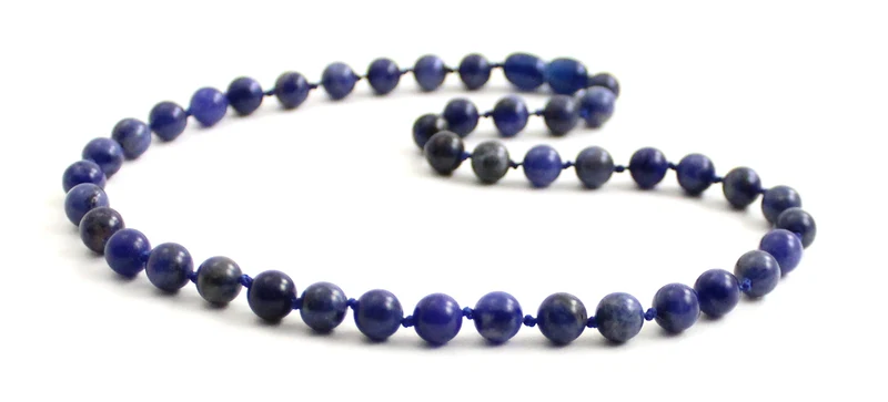 Collar azul anudado con piedras preciosas de sodalita