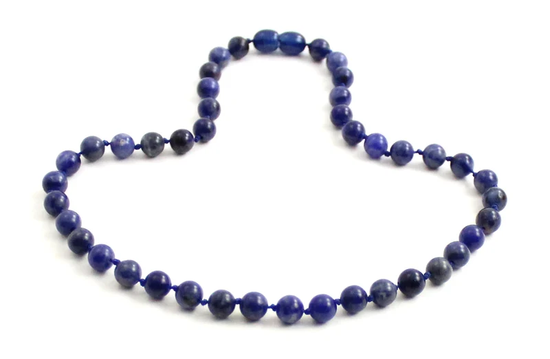 Collar azul anudado con piedras preciosas de sodalita