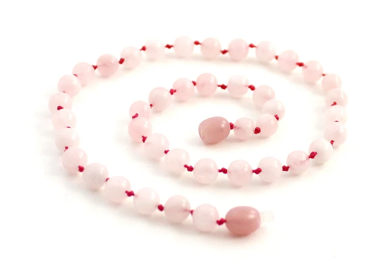 Collar rosa anudado con piedras preciosas de cuarzo rosa