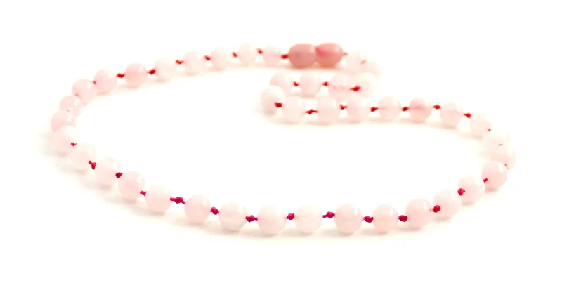 Collar rosa anudado con piedras preciosas de cuarzo rosa