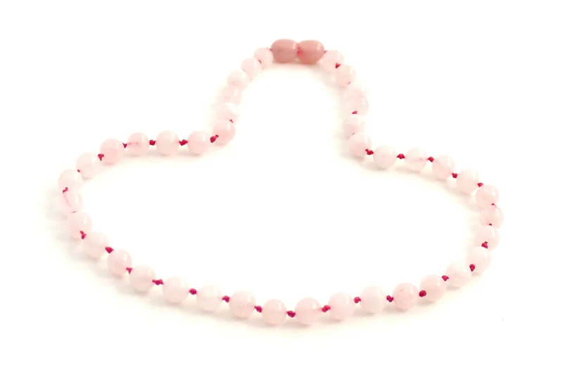 Collar rosa anudado con piedras preciosas de cuarzo rosa