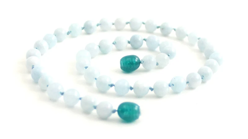 Collar azul anudado con piedras preciosas de aguamarina