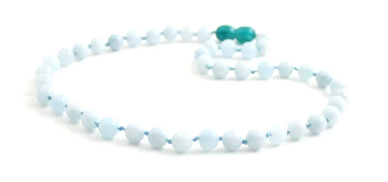 Collar azul anudado con piedras preciosas de aguamarina