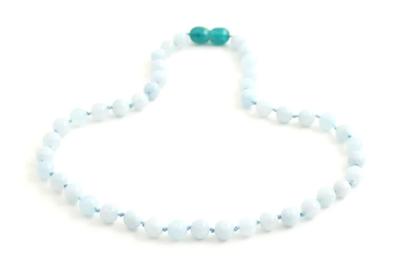 Collar azul anudado con piedras preciosas de aguamarina