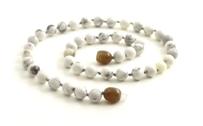 Collar blanco anudado con piedras preciosas de howlita
