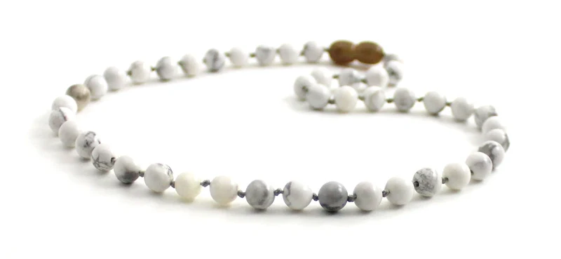 Collar blanco anudado con piedras preciosas de howlita