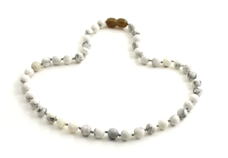 Collar blanco anudado con piedras preciosas de howlita