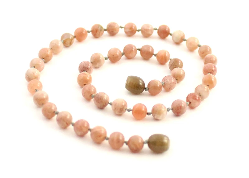 Collar rosa anudado con piedras preciosas de sol