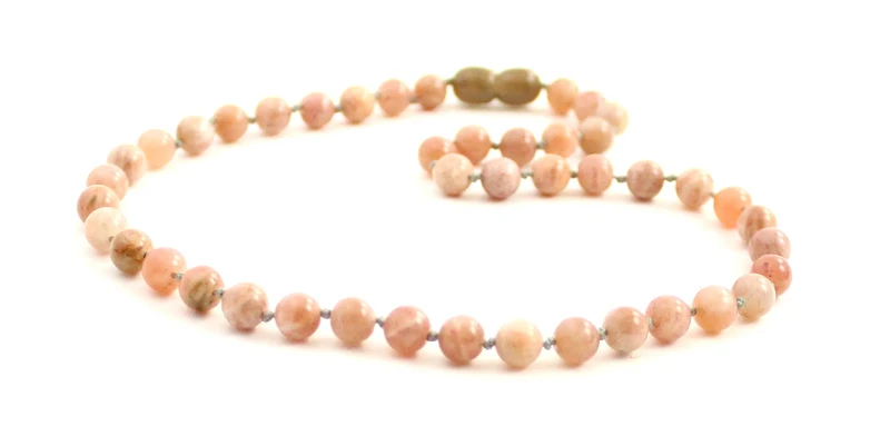 Collar rosa anudado con piedras preciosas de sol