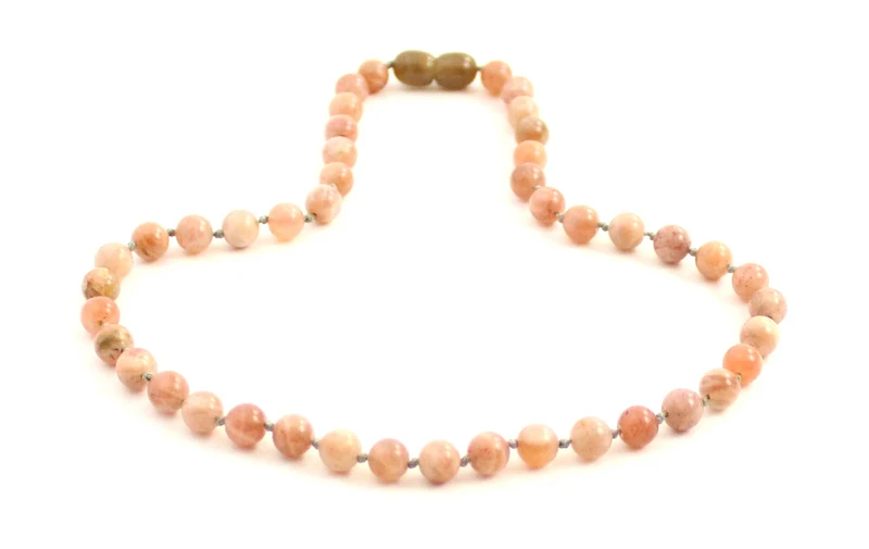 Collar rosa anudado con piedras preciosas de sol