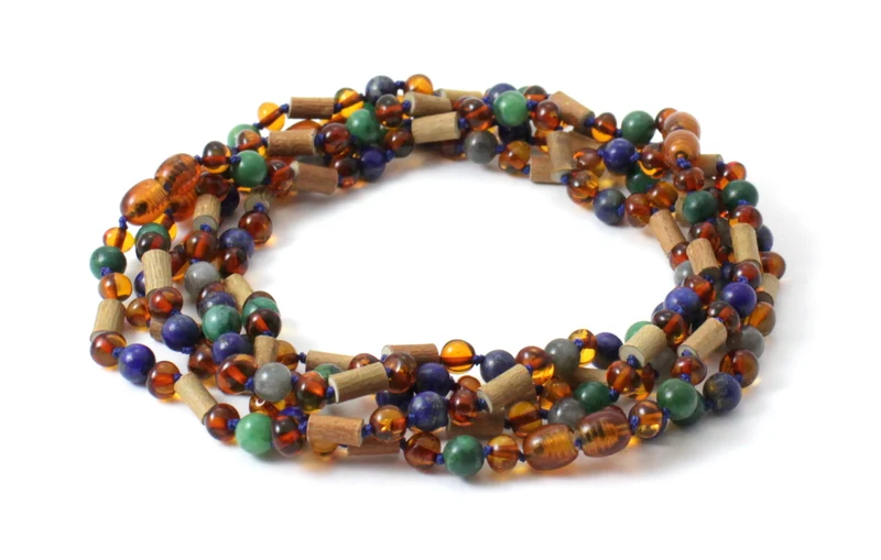 Collares al por mayor de ámbar coñac con madera de avellano, jade y gemas