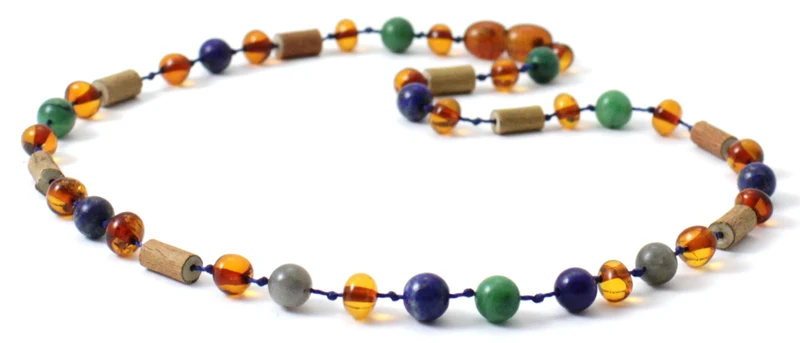 Collares al por mayor de ámbar coñac con madera de avellano, jade y gemas