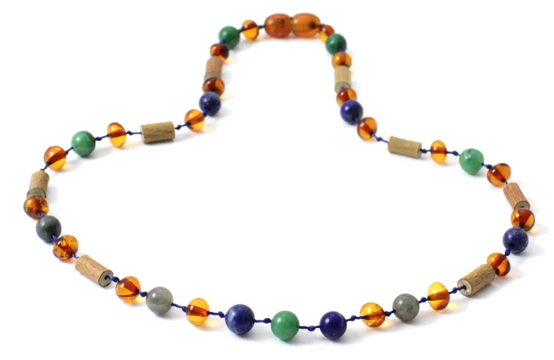 Collares al por mayor de ámbar coñac con madera de avellano, jade y gemas