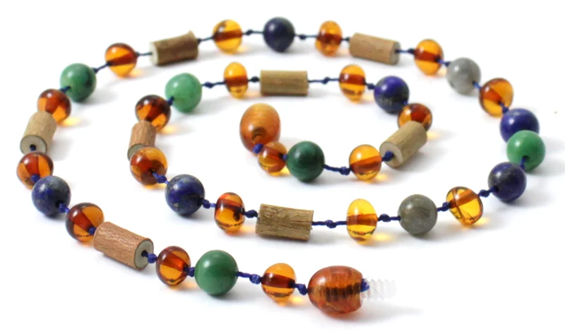 Collares al por mayor de ámbar coñac con madera de avellano, jade y gemas