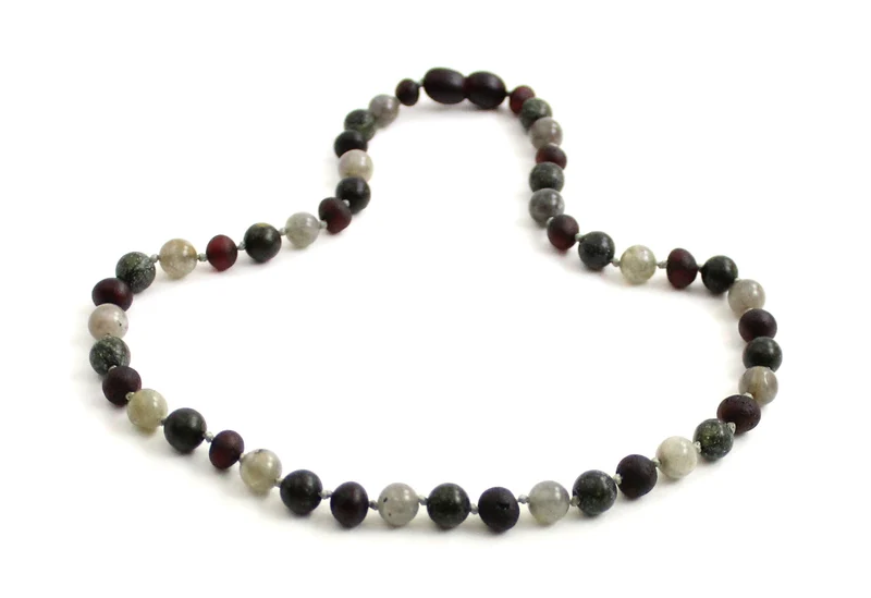 Collar de ámbar cereza sin pulir, labradorita gris y piedra de encaje verde