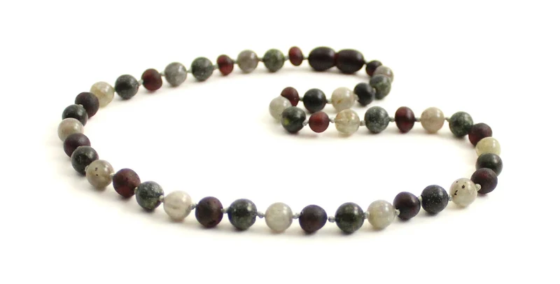 Collar de ámbar cereza sin pulir, labradorita gris y piedra de encaje verde