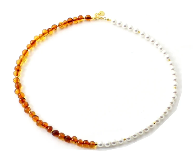 Collar de cuentas de ámbar coñac con plata dorada y perlas de concha