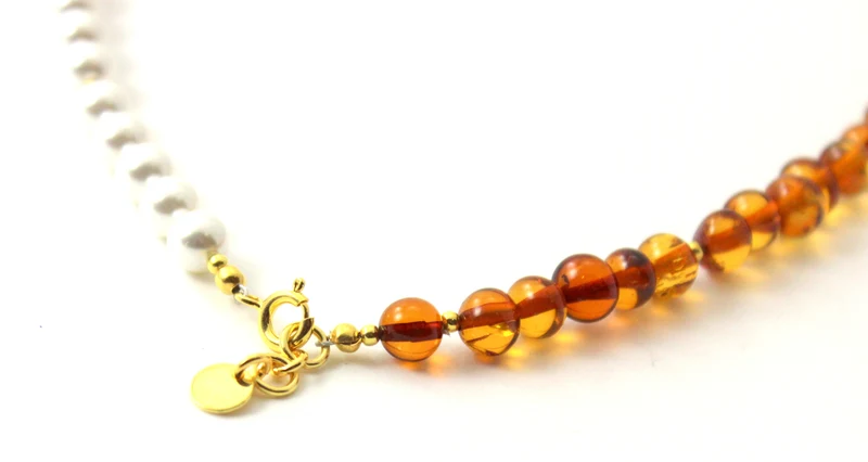 Collar de cuentas de ámbar coñac con plata dorada y perlas de concha