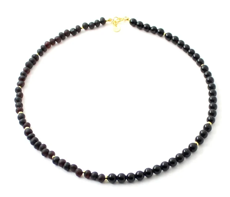 Collar de ámbar negro sin pulir con plata dorada y obsidiana