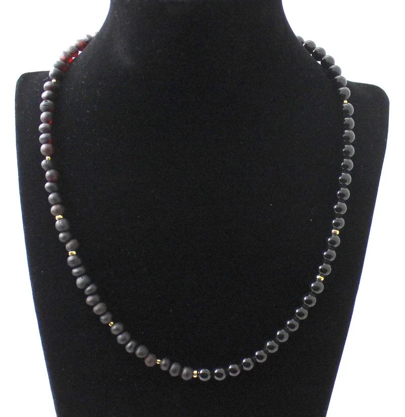 Collar de ámbar negro sin pulir con plata dorada y obsidiana