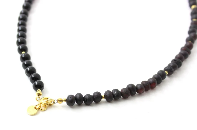 Collar de ámbar negro sin pulir con plata dorada y obsidiana