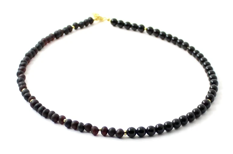 Collar de ámbar negro sin pulir con plata dorada y obsidiana