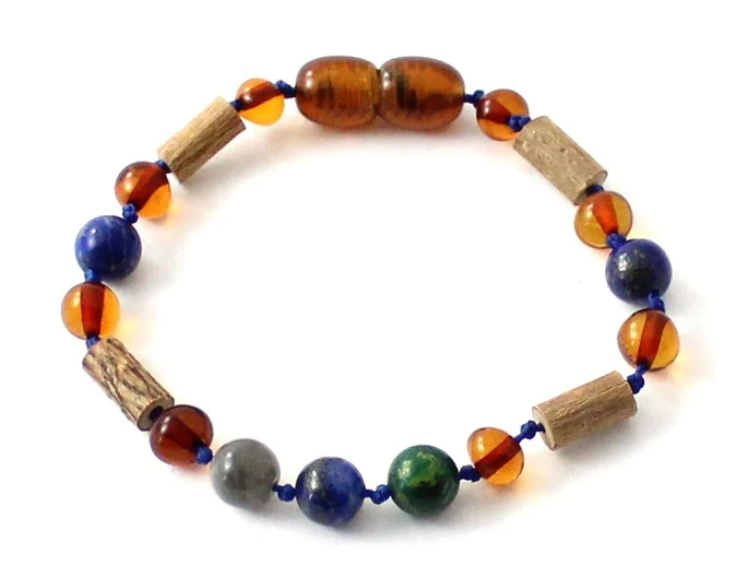 Pulsera con madera de avellana, ámbar coñac y piedras preciosas