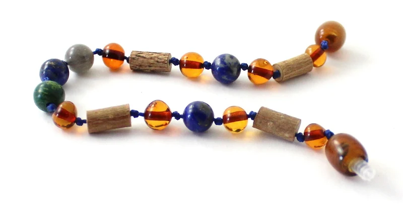 Pulsera con madera de avellana, ámbar coñac y piedras preciosas