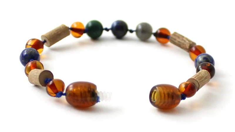 Pulsera con madera de avellana, ámbar coñac y piedras preciosas