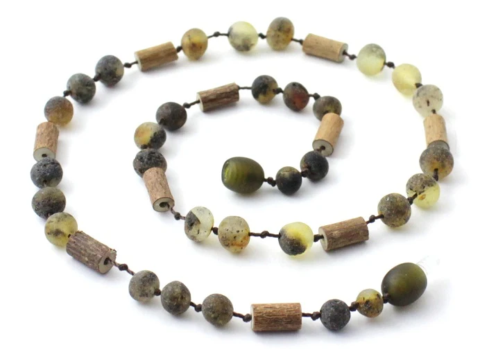 Collar NBBR-H5 con avellana y verde ámbar sin pulir