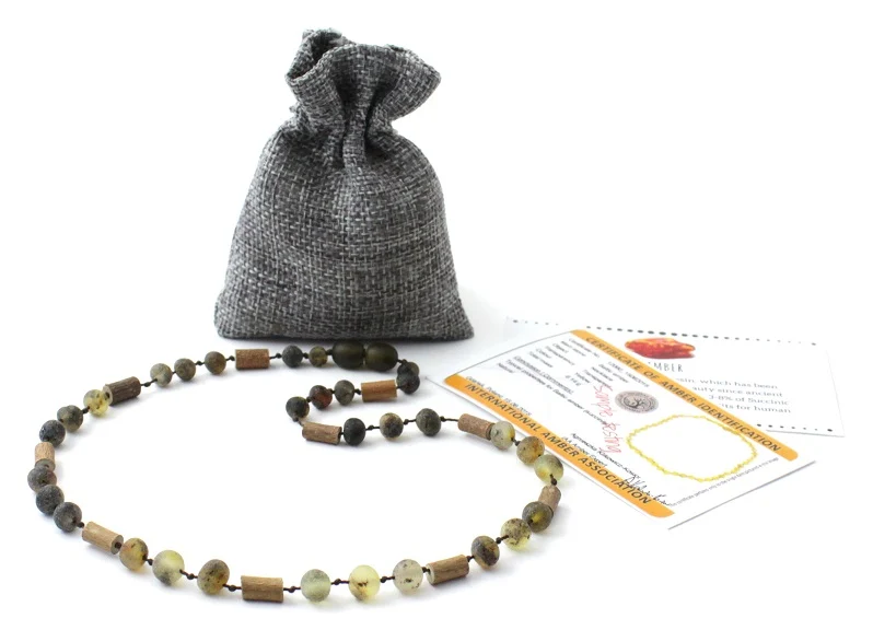 Collar NBBR-H5 con avellana y verde ámbar sin pulir