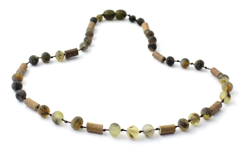 Collar NBBR-H5 con avellana y verde ámbar sin pulir