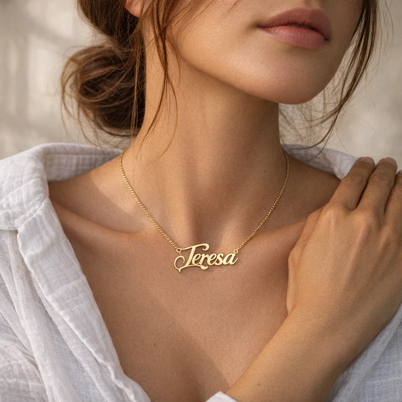 Collar Estilo Carrie de Oro 18K con Nombre Grabado
