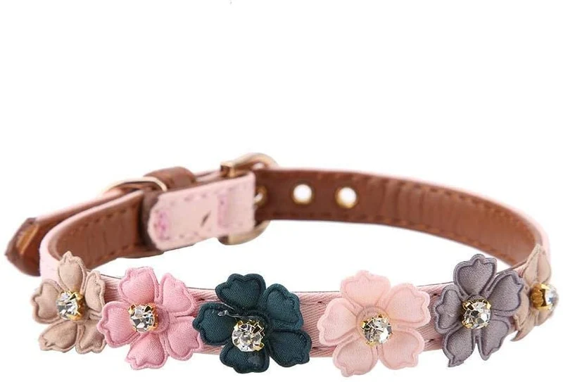 Axgo - Collar ajustable de piel sintética para gato, diseño de margaritas y diamantes de imitación, 0.5 x 13.4 in, color rosa