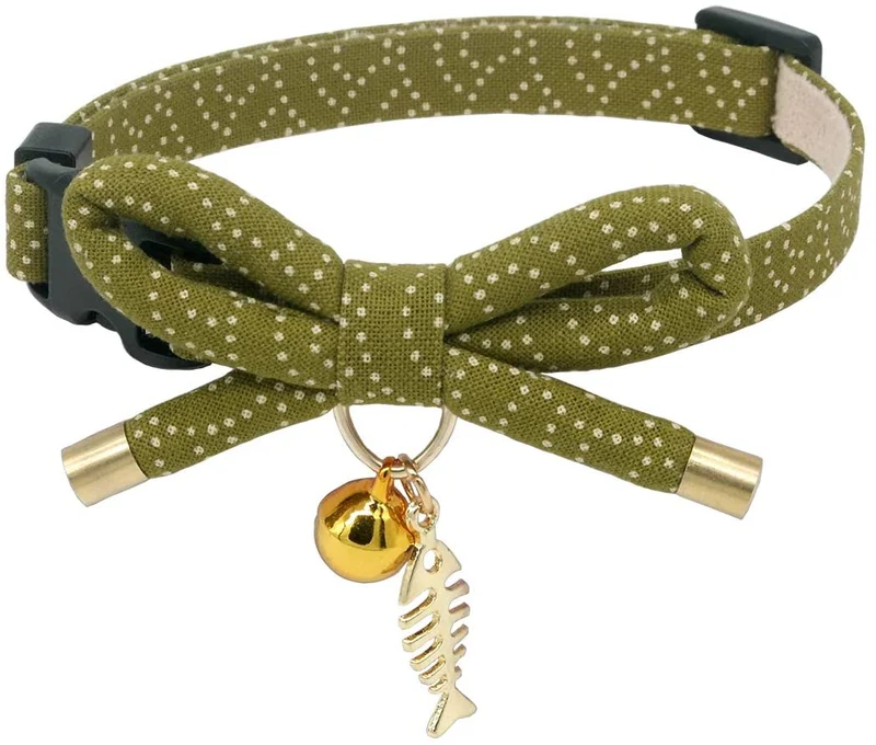 PetSoKoo - Collar para gato con campana Elegante lazo con colgante de hueso de pez. Rotura de seguridad, peso ligero, suave, duradero.