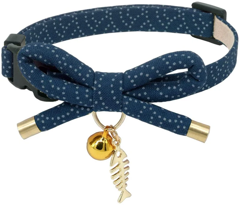 PetSoKoo - Collar para gato con campana Elegante lazo con colgante de hueso de pez. Rotura de seguridad, peso ligero, suave, duradero.