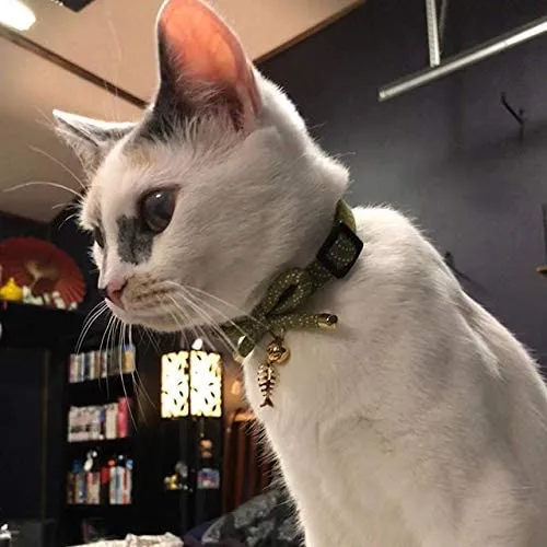 PetSoKoo - Collar para gato con campana Elegante lazo con colgante de hueso de pez. Rotura de seguridad, peso ligero, suave, duradero.