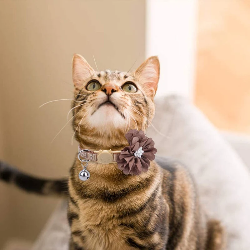 PUPTECK 3 collares de piel para gatos con campana y flor extraíble, collares de seguridad ajustables lindos y suaves para gatos y animales pequeños mascotas, color rosa, verde, dorado