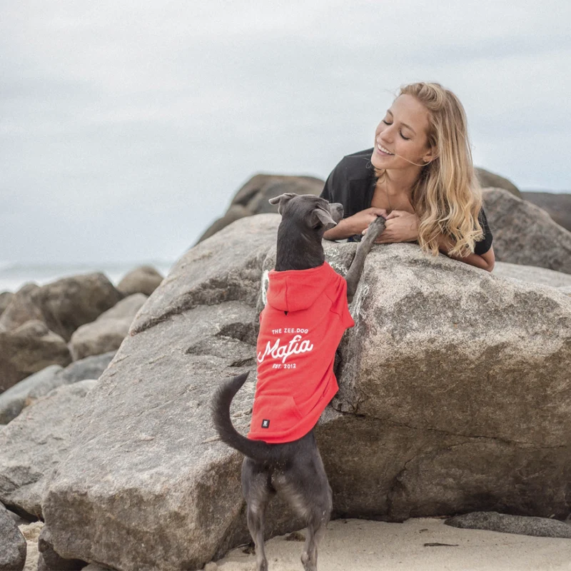 SUDADERA CON CAPUCHA PERROS ROJA MAFIA ZEEDOG