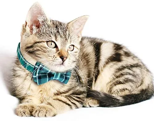 KUDES - Juego de 2 collares para gato con pajarita y campana para gatitos y algunos cachorros, ajustable de 7.8 a 10.5 pulgadas