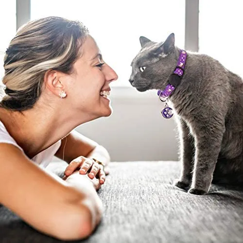 2 collares Breakaway para gatos con campanas y estrellas ajustables con colgante que brilla en la oscuridad.